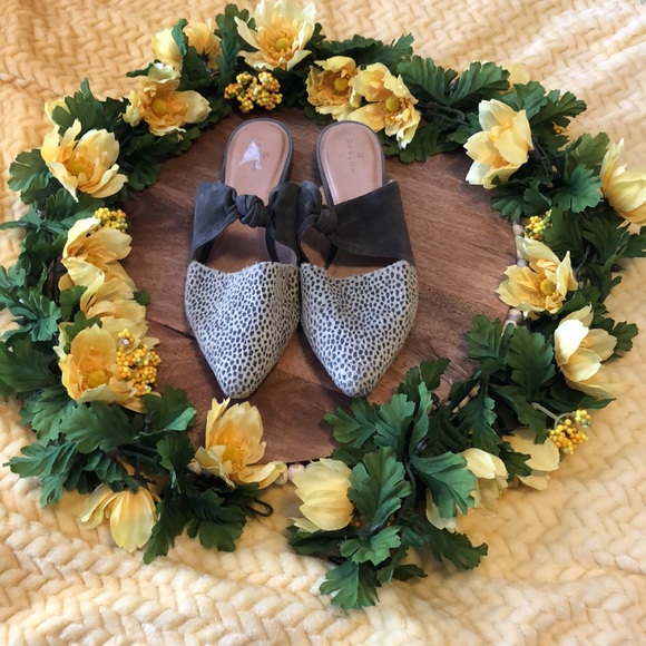Caslon Shoes - Caslon Gray and Speckeled Leather Faux Fur Bow Flats size 10